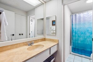 Séchoir à cheveux, serviettes fournies, savon, shampooing