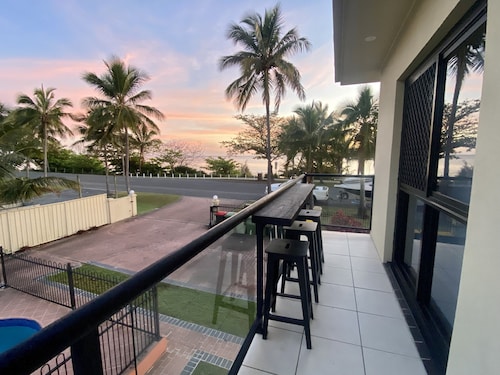 Welcome to La Mer Moor Beachfront Unit.