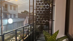 A balcony with a metal railing, potted plants, and a decorative screen. - Oasis Loft 5min from SJO airport cozy and comfy fully equipment  down town A/C (Alajuela)