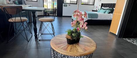 1 makuuhuone, tallelokero huoneessa, työpöytä, silitysrauta/-lauta