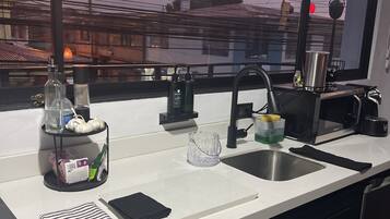 Refrigerador, microondas, parrilla de estufa y cafetera y tetera