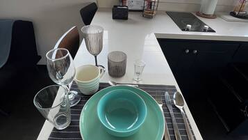 Réfrigérateur, micro-ondes, plaque de cuisson, cafetiÚre/bouilloire