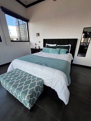 1 habitación, caja de seguridad en la habitación y escritorio 