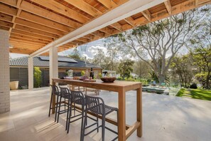 Outdoor dining - Surf Lodge Avoca Beach, Waterfront and Heated Pool (Avoca Beach)