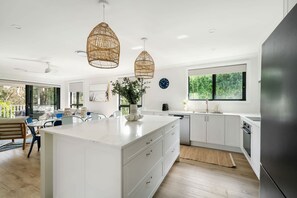 Een koelkast, een microgolfoven, een oven, een kookplaat