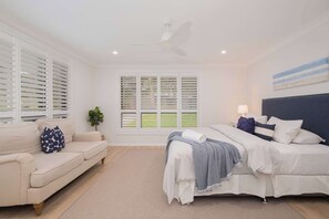 4 bedrooms, desk, iron/ironing board, travel crib - Surf Lodge Avoca Beach, Waterfront and Heated Pool (Avoca Beach)