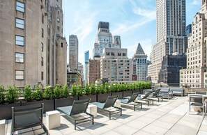 Terrace/patio - Nice FiDi 1BR w/ Game Room & Resident-Only Speakeasy, by Blueground (Downtown)