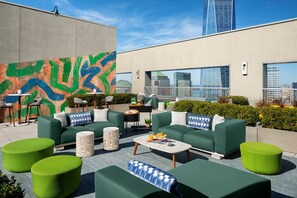 Outdoor dining - Amazing Tribeca Studio w/ Doorman, Gym & Roof Deck, by Blueground (Downtown)