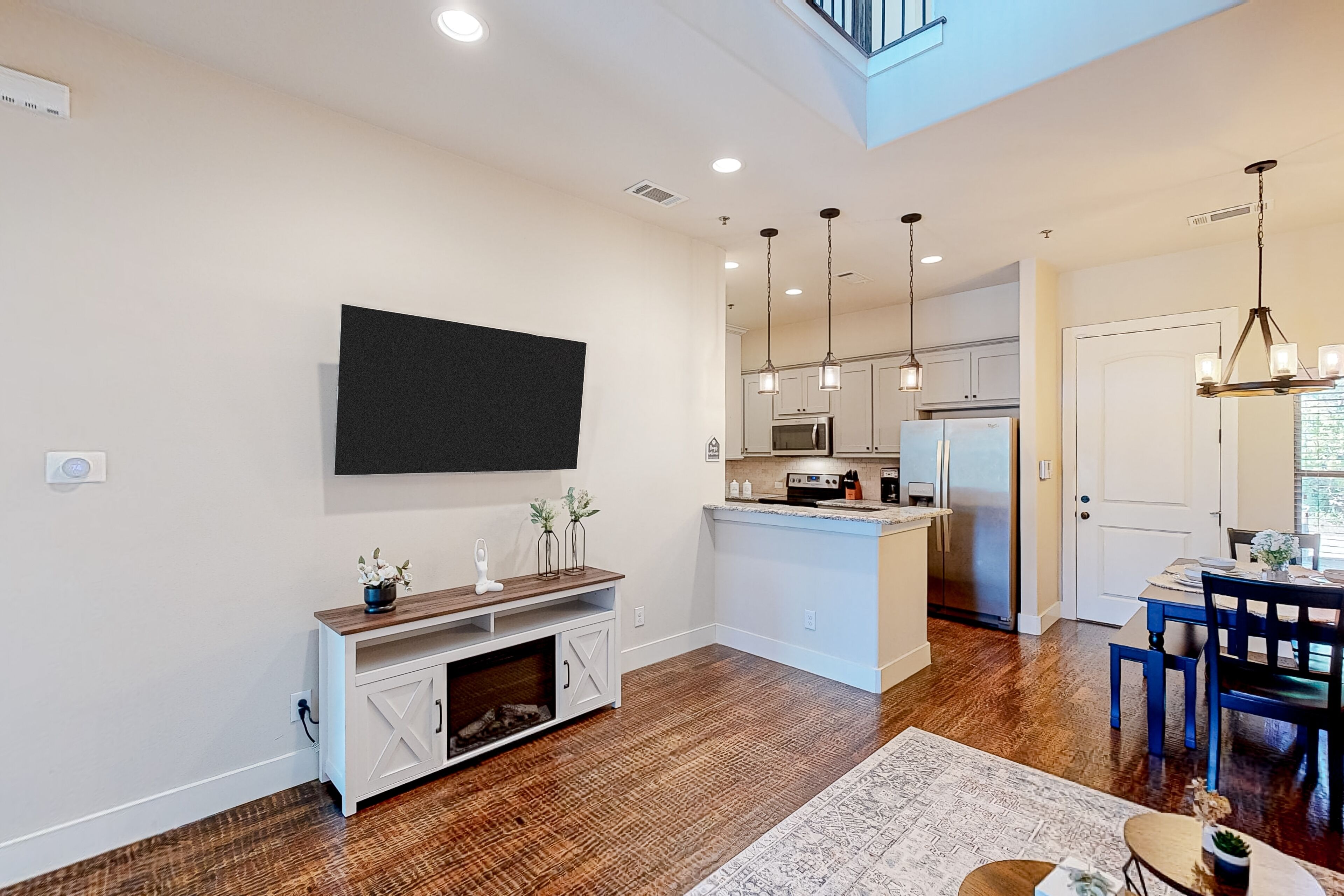 Dog-friendly townhouse near downtown & dog park with 2 balconies, W/D, & AC