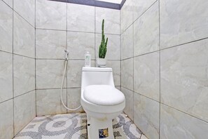 Deluxe Double Room | Bathroom | Shower, towels, soap - OYO Life 92184 Mr Brown Homestay (Rembang)