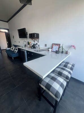 Réfrigérateur, micro-ondes, four, plaque de cuisson