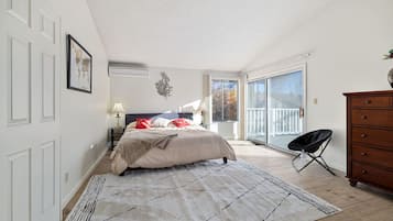 4 slaapkamers, een bureau, een strijkplank/strijkijzer, reisbedje