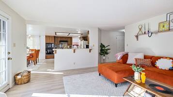 Televisie, een open haard, videospelletjes en een tafeltennistafel