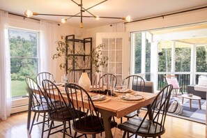 Dining - Stunning Vermont Mountain Escape Minutes to Skiing (Bridgewater)