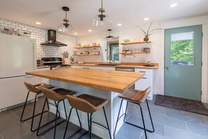 Fridge, microwave, oven, stovetop - Stunning Vermont Mountain Escape Minutes to Skiing (Bridgewater)