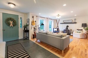 TV connectée, livres, chaîne hi-fi