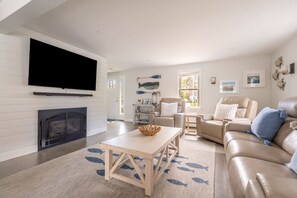 TV, fireplace, stereo - Classic Renovated Cape Cod Getaway (Falmouth)