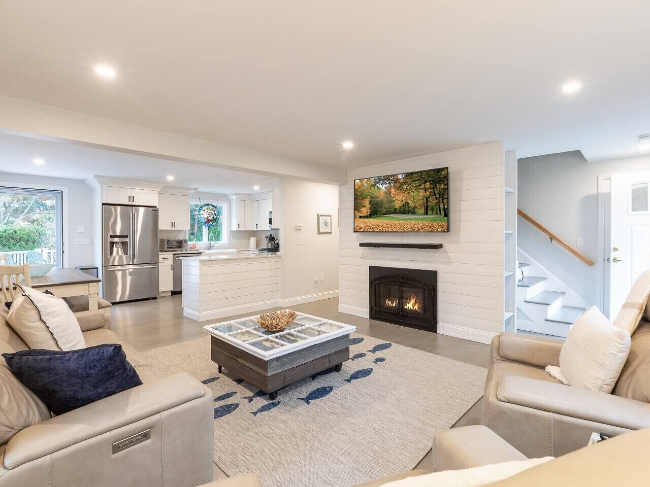 テレビ、暖炉、ステレオ