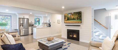 Tv, eldstad och en stereo