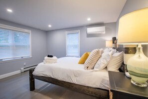 4 عدّة غرف نوم ومكتب ومكواة/لوح كي وسرير سفر