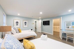 4 habitaciones, escritorio y tabla de planchar con plancha 