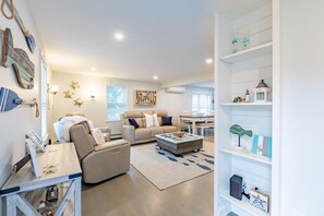 Televisión, chimenea y estéreo 