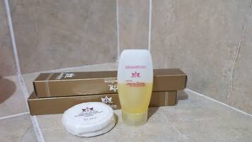 Kamar Twin Superior | Kamar mandi | Shower, handuk, dan sabun