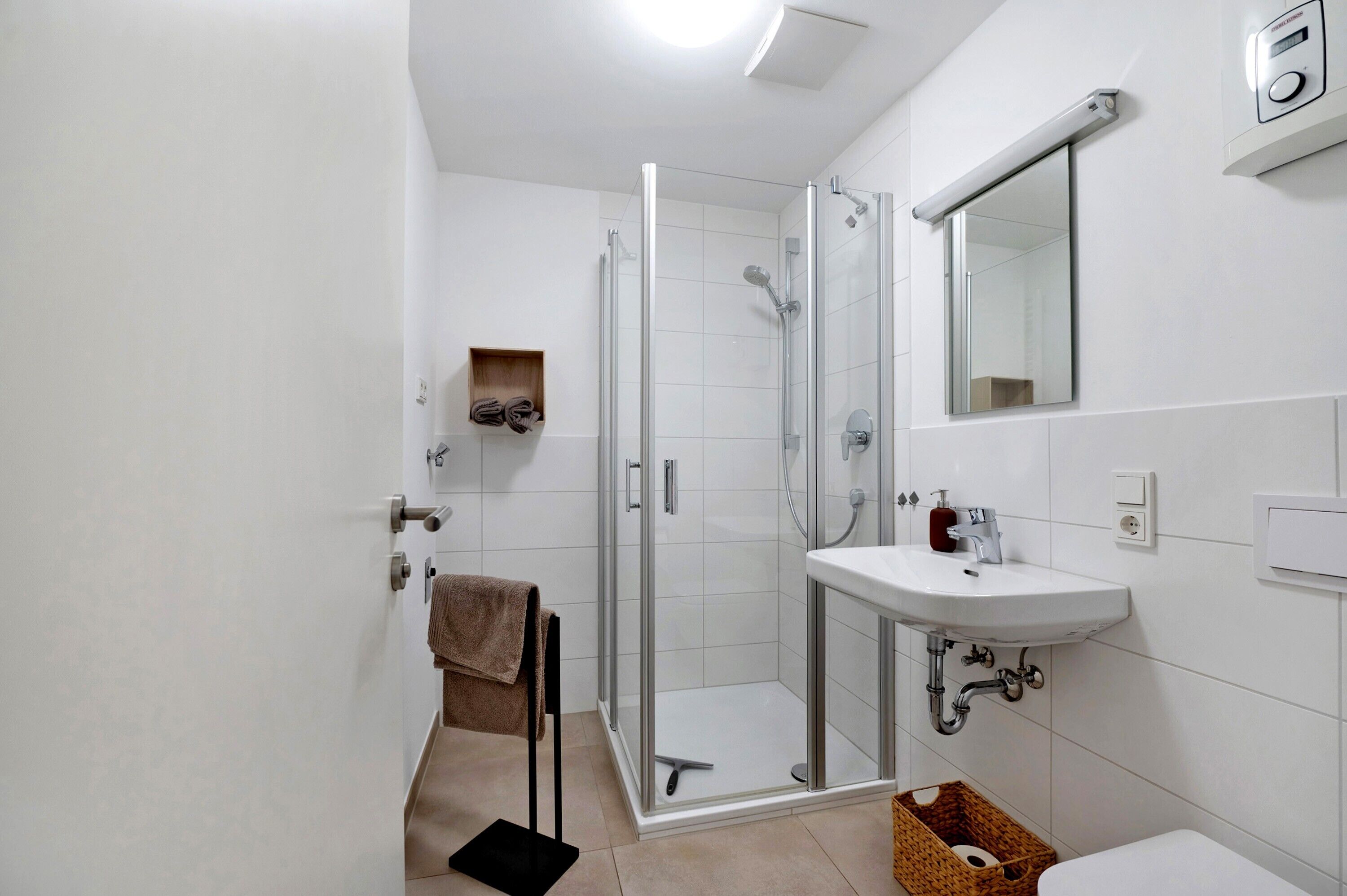 Chuveiro, toalhas de banho