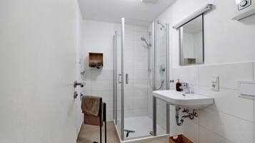 Chuveiro, toalhas de banho