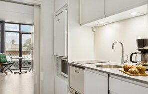 Frigorífico, microondas, placa de cocina y lavavajillas