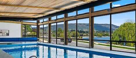 Una piscina cubierta