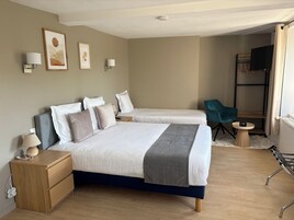 Habitación triple familiar, vistas a la colina | Escritorio, espacio para trabajar con un portátil, cortinas opacas