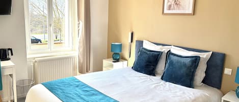 Comfort tweepersoonskamer, 1 queensize bed | Een bureau, een laptopwerkplek, verduisterende gordijnen, gratis wifi