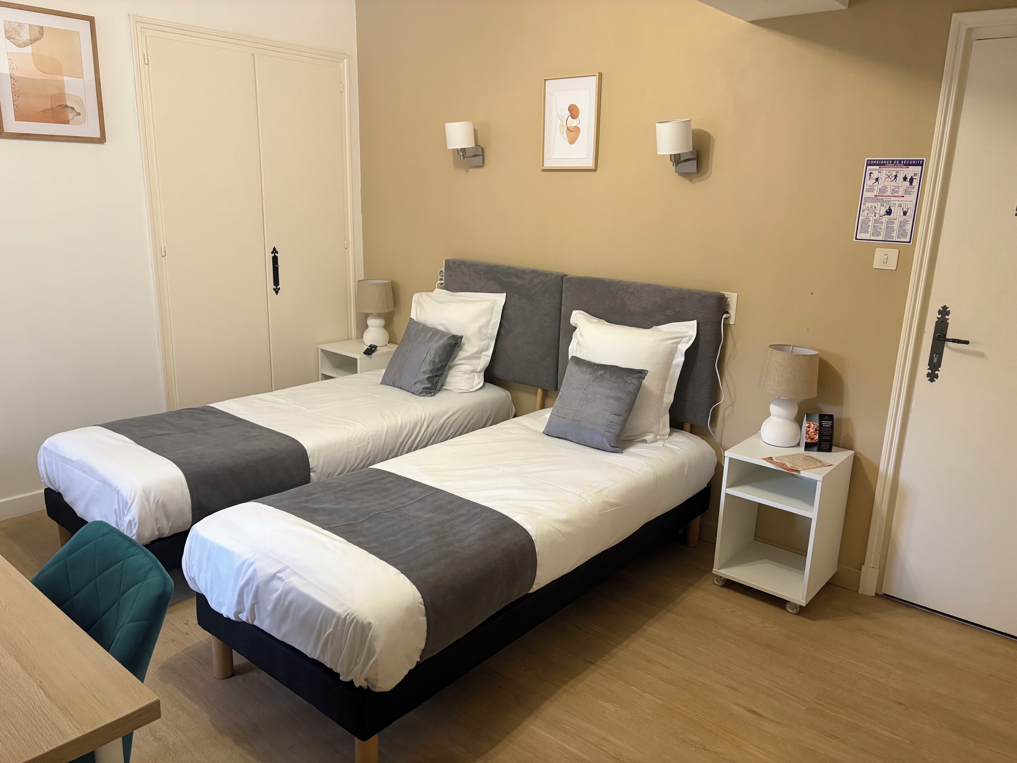 Chambre Confort avec lits jumeaux | Bureau, espace de travail pour ordinateurs portables