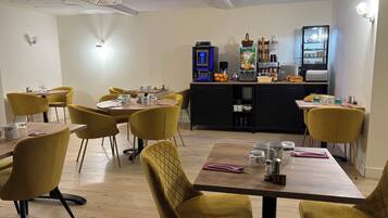 Petit déjeuner buffet (6.50 EUR par personne)