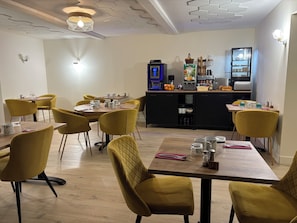 Daily buffet breakfast (EUR 6.50 per person) - Comme chez soi (Jas)