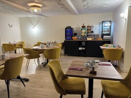 Se ofrece un desayuno bufé todos los días (por un coste adicional)