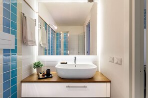 Shower, hair dryer - Villa Blumarine - Marina Di Modica ,Sicily (Marina Di Modica)