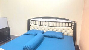 A bed with a tufted headboard and two pillows. - Hotel O Wisma Alam Syariah Near PLN GARDU INDUK MAMUJU (Mamuju)