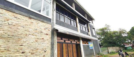 Vista frontal de la propiedad