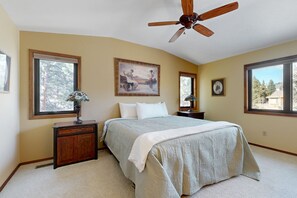 5 bedrooms, iron/ironing board, internet, bed sheets - Spacious & sunlit mountain retreat with patio, fireplace & great nature views (Monument)