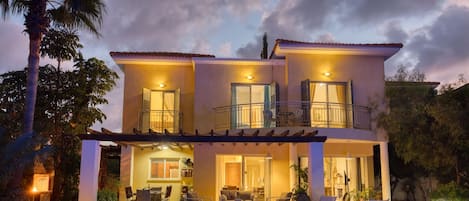Casa, para fumadores | 3 habitaciones y escritorio