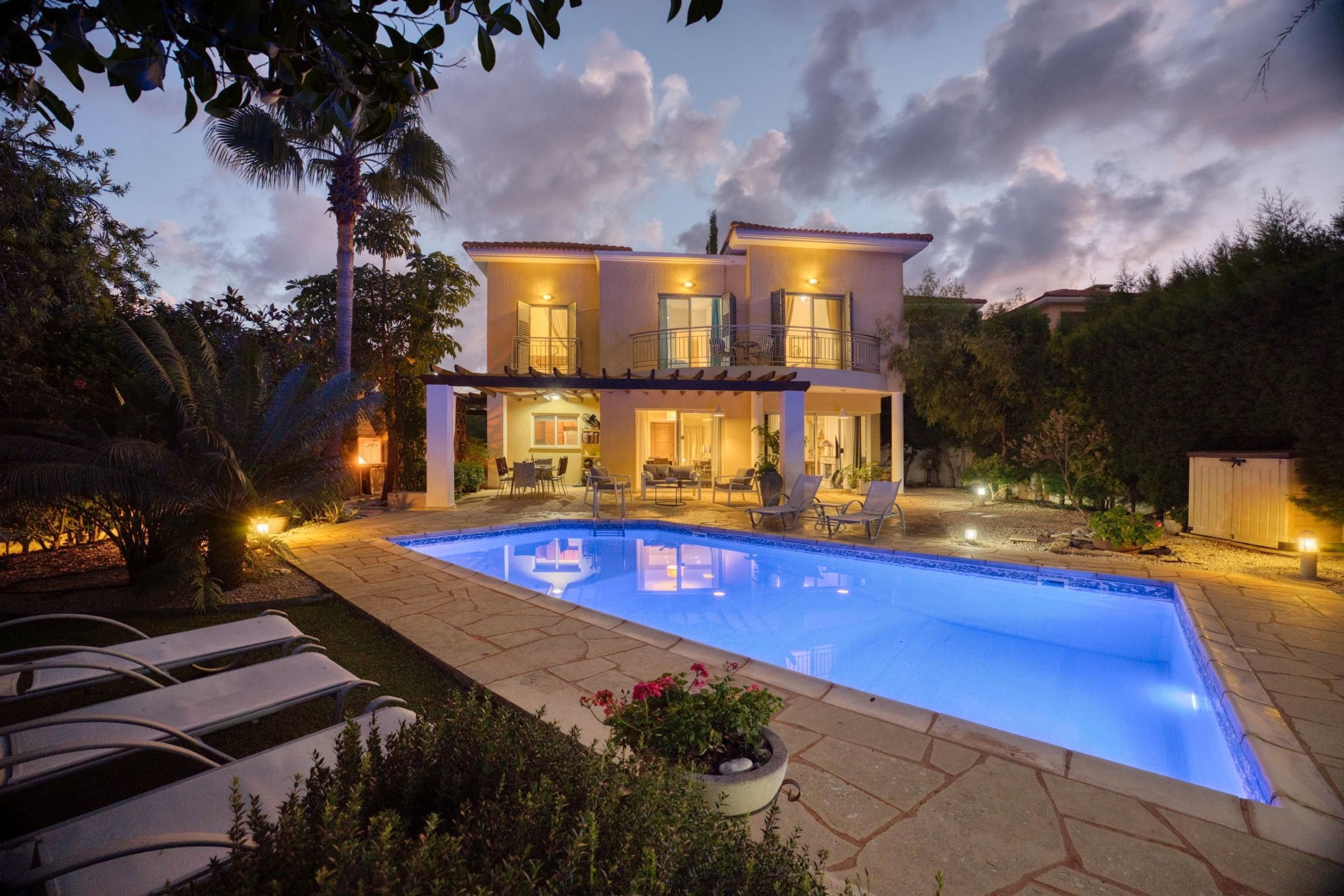 House, Smoking | 3 bedrooms, desk