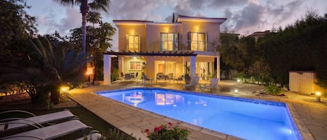 House, Smoking | 3 bedrooms, desk
