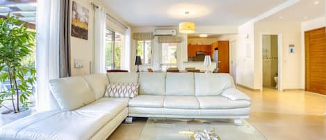 House, Smoking | 3 bedrooms, desk