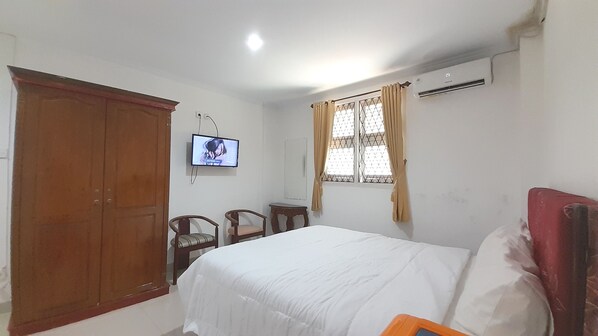 Standard Double Room | Free WiFi, bed sheets - Hotel O Family Homestay Syariah (Binjai)
