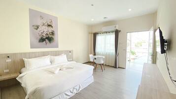 Deluxe Room, 1 King Bed | Minibar, blackout drapes, free WiFi