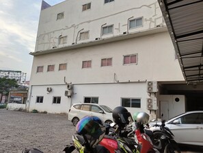 Front of property - Hotel O Enjoy Homestay & Cafe (Somba Opu)