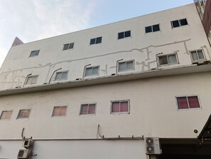 Exterior - Hotel O Enjoy Homestay & Cafe (Somba Opu)