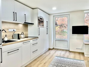 Fridge, microwave, dishwasher, cookware/dishes/utensils